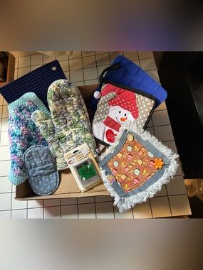 Lot Of 7 Misc Hot Pads Pot Holder Oven Mitt Jar opener trivet kitchen timer NWOT